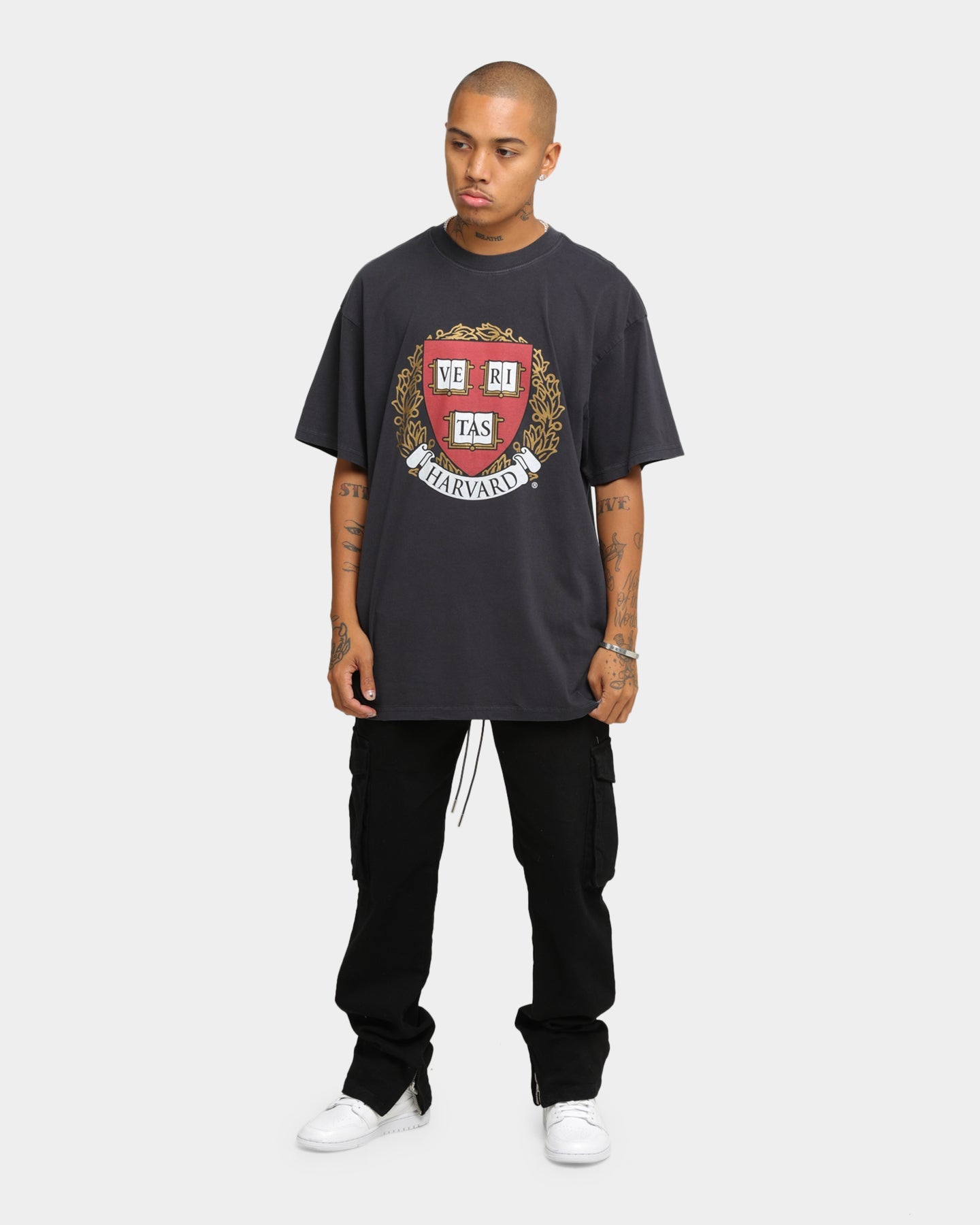 NATIONAL COLLEGIATE ATHLETIC ASSC Harvard University Team Crest Vintage T-Shirt Vintage Black