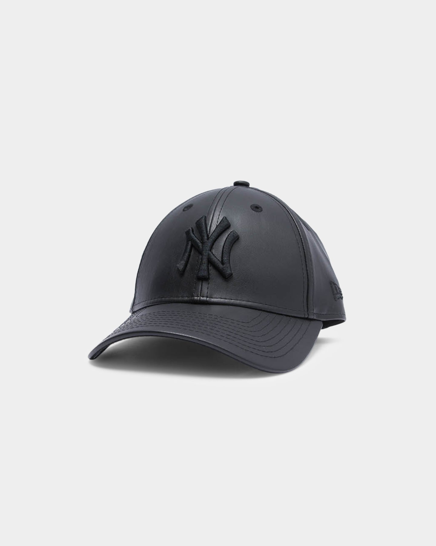 New Era Women's New York Yankees PU Leather 9FORTY Strapback Black/Black